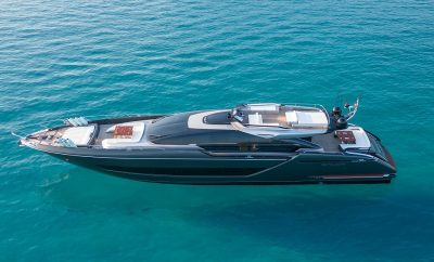 SPACE COWBOY RIVA 88 FOLGORE – Charter Motoryacht